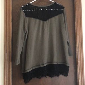 Quarter sleeve top